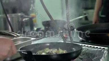 餐厅的厨师在厨房的平底锅里准备炒菜，过滤图像